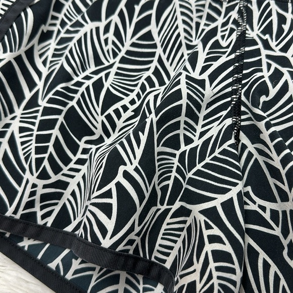 Lululemon Run Times Short *4-way stretch Pretty Palm Black Angel Wing / Black - Picture 2 of 6